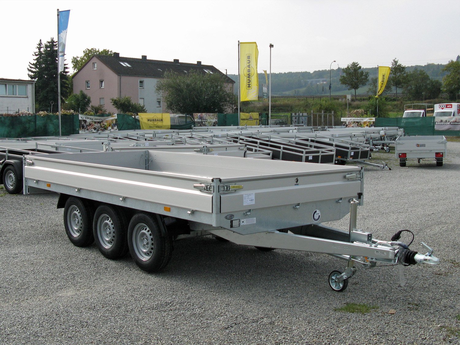 Hapert Pritschenhochlader Azure H-3 - 3500 - 6050 x 2400 – 3 achser Parabelfederung 185R14C – Ladefläche 605 × 240 cm – 3500 kg – 3-Achser – Ansicht 1