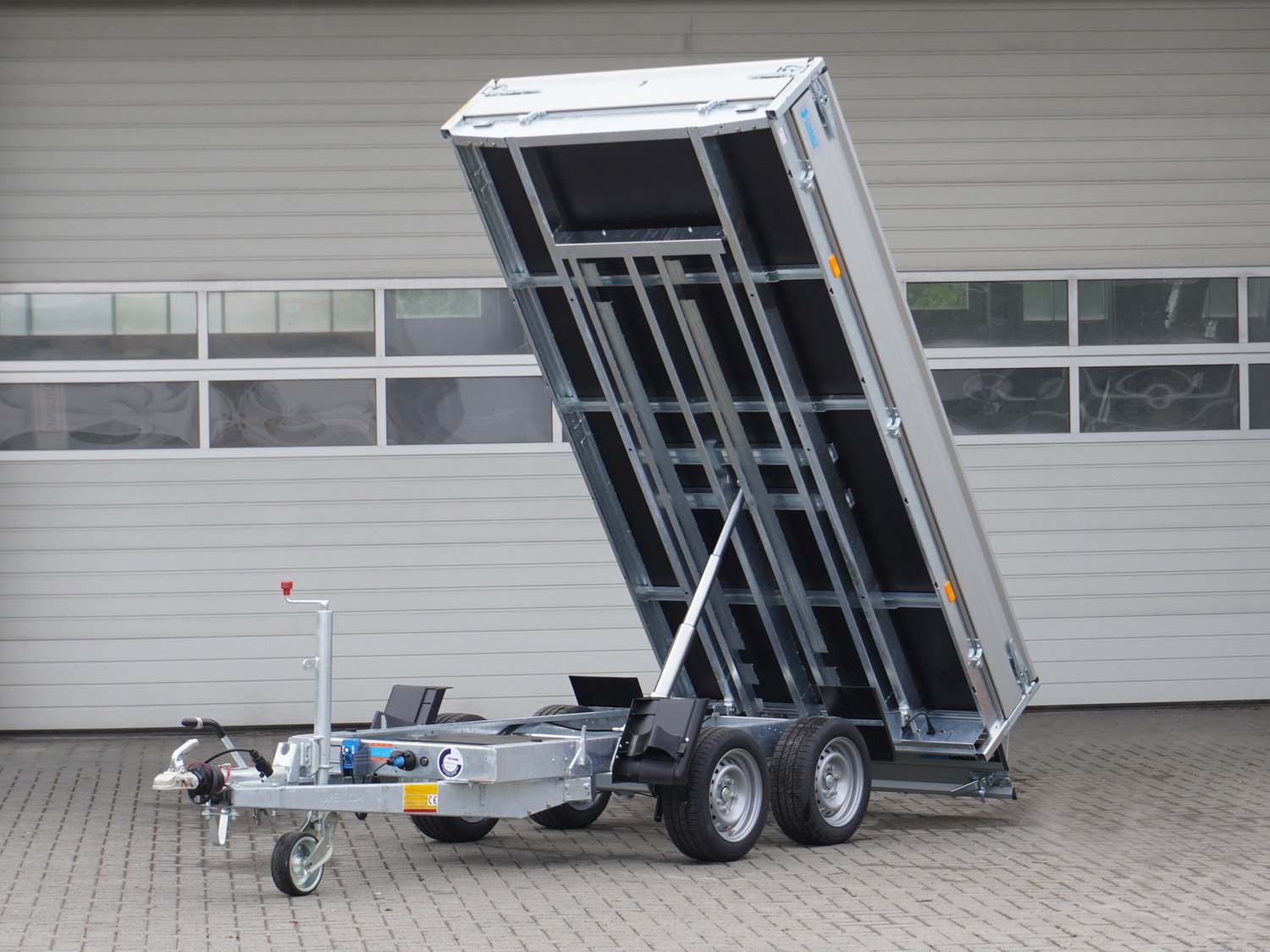 Hapert Rückwärtskipper Cobalt HB-2 - 2700 Multi – 3050 x 1600, E-Pumpe, Rampenschacht – Ladefläche 305 × 160 cm – 2700 kg – Tandemachser – Ansicht 1