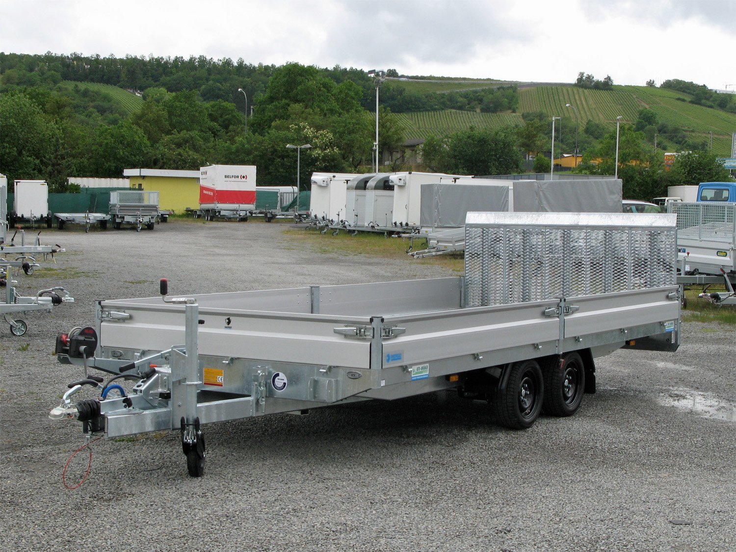 Hapert Universaltransporter Indigo HT-2 - 3500 - 5050 x 2000 – Kipphydraulik, Parabelfederung, Bordwände Rampe – Ladefläche 505 × 200 cm – 3500 kg – Tandemachser – Ansicht 1