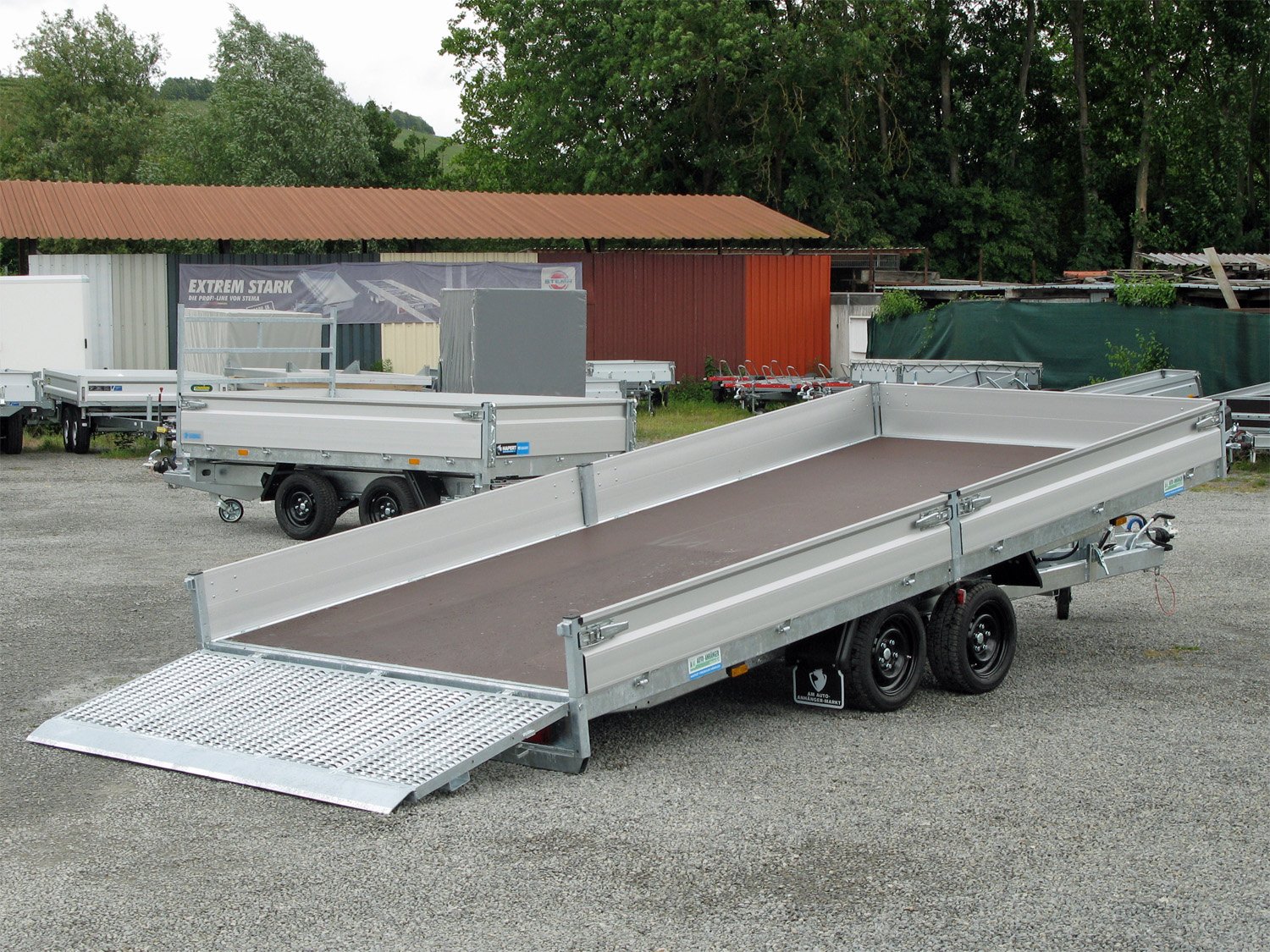 Hapert Universaltransporter Indigo HT-2 - 3500 - 5050 x 2210 – Kipphydraulik, Parabelfederung, Bordwände Rampe – Ladefläche 505 × 220 cm – 3500 kg – Tandemachser – Ansicht 1