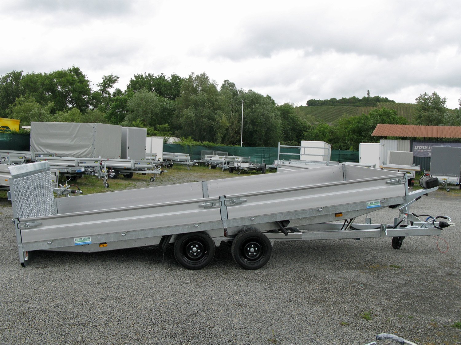 Hapert Universaltransporter Indigo HT-2 - 3500 - 5050 x 2210 – Kipphydraulik, Parabelfederung, Bordwände Rampe – Ladefläche 505 × 220 cm – 3500 kg – Tandemachser – Ansicht 3