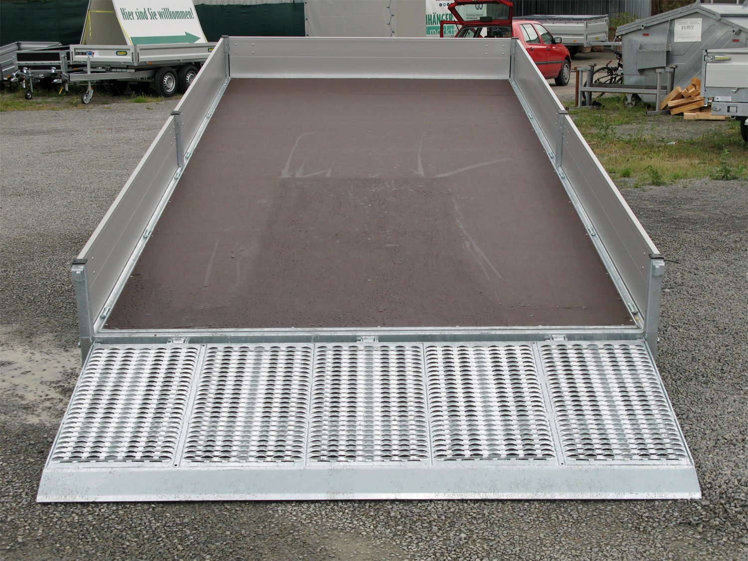 Hapert Universaltransporter Indigo HT-2 - 3500 - 5050 x 2210 – Kipphydraulik, Parabelfederung, Bordwände Rampe – Ladefläche 505 × 220 cm – 3500 kg – Tandemachser – Ansicht 4