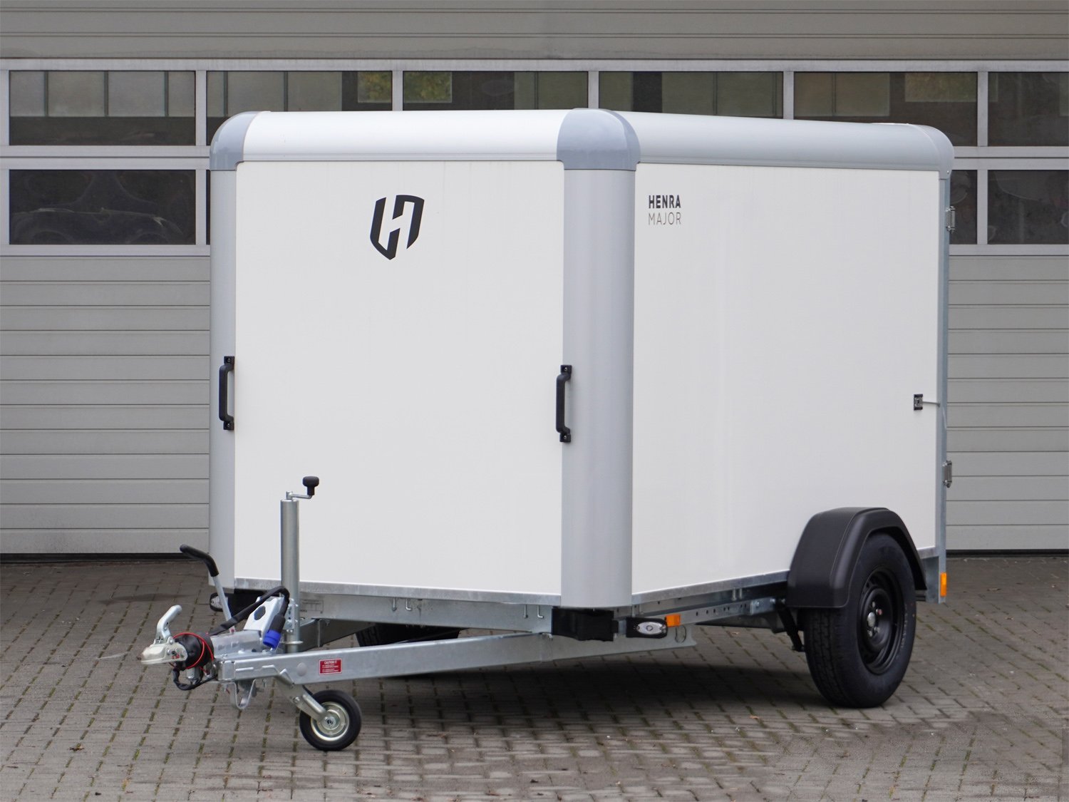 Henra Kofferanhänger GB13261516 – 100 km/h – Ladefläche 268 × 158 cm – 1350 kg – Einachser – Ansicht 1