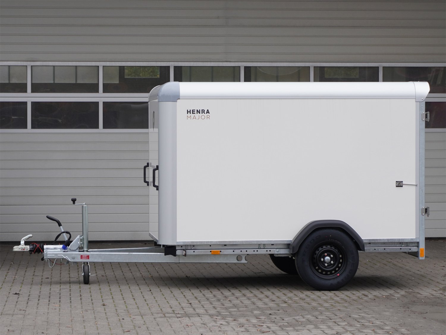 Henra Kofferanhänger GB13261516 – 100 km/h – Ladefläche 268 × 158 cm – 1350 kg – Einachser – Ansicht 2