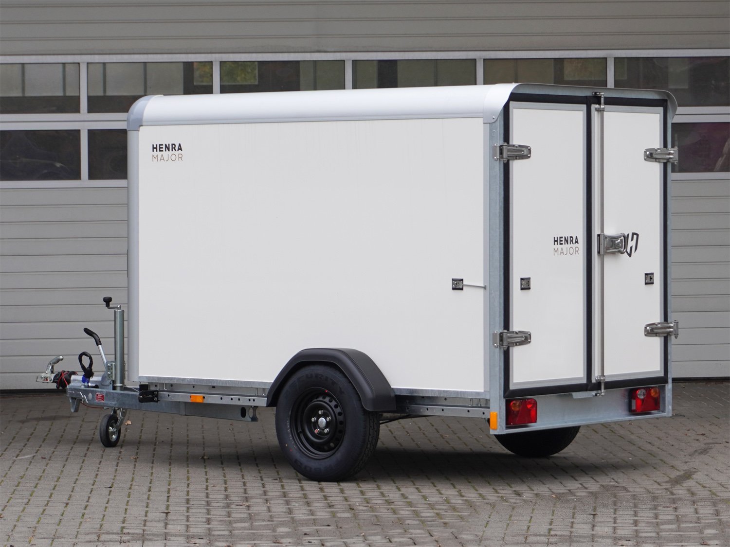 Henra Kofferanhänger GB13261516 – 100 km/h – Ladefläche 268 × 158 cm – 1350 kg – Einachser – Ansicht 3
