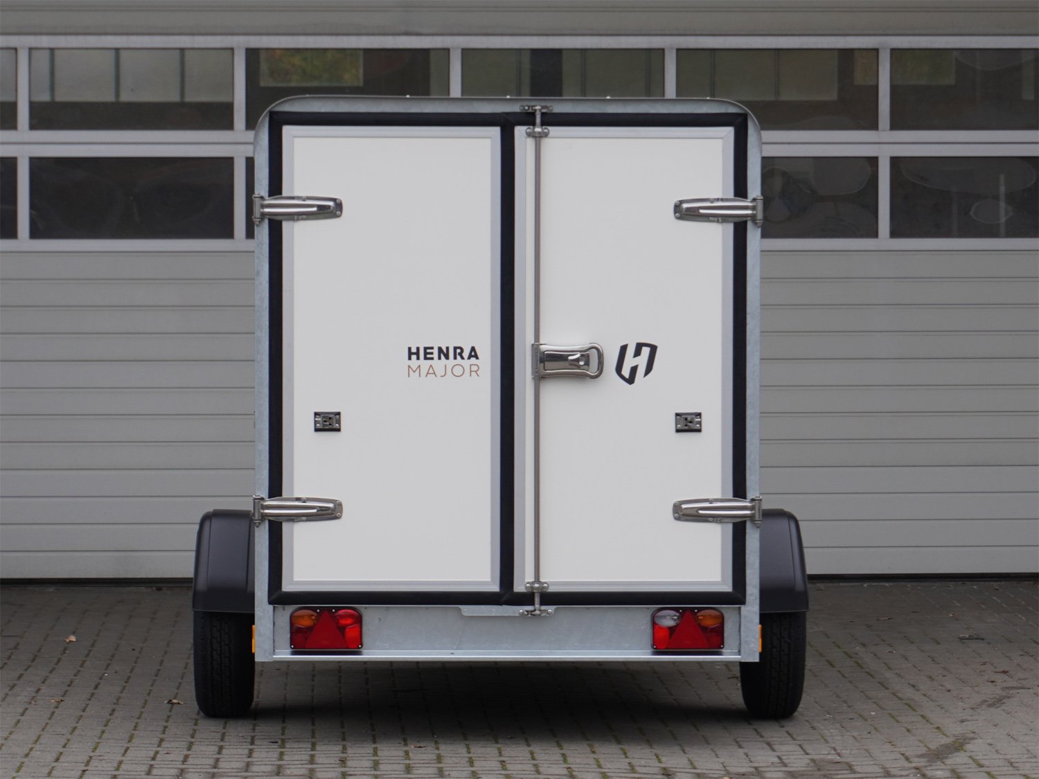 Henra Kofferanhänger GB13261516 – 100 km/h – Ladefläche 268 × 158 cm – 1350 kg – Einachser – Ansicht 4