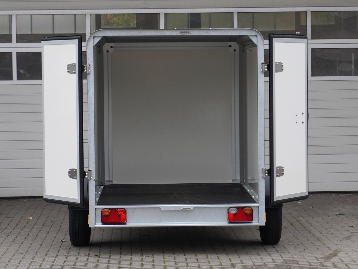 Henra Kofferanhänger GB13261516 – 100 km/h – Ladefläche 268 × 158 cm – 1350 kg – Einachser – Ansicht 5