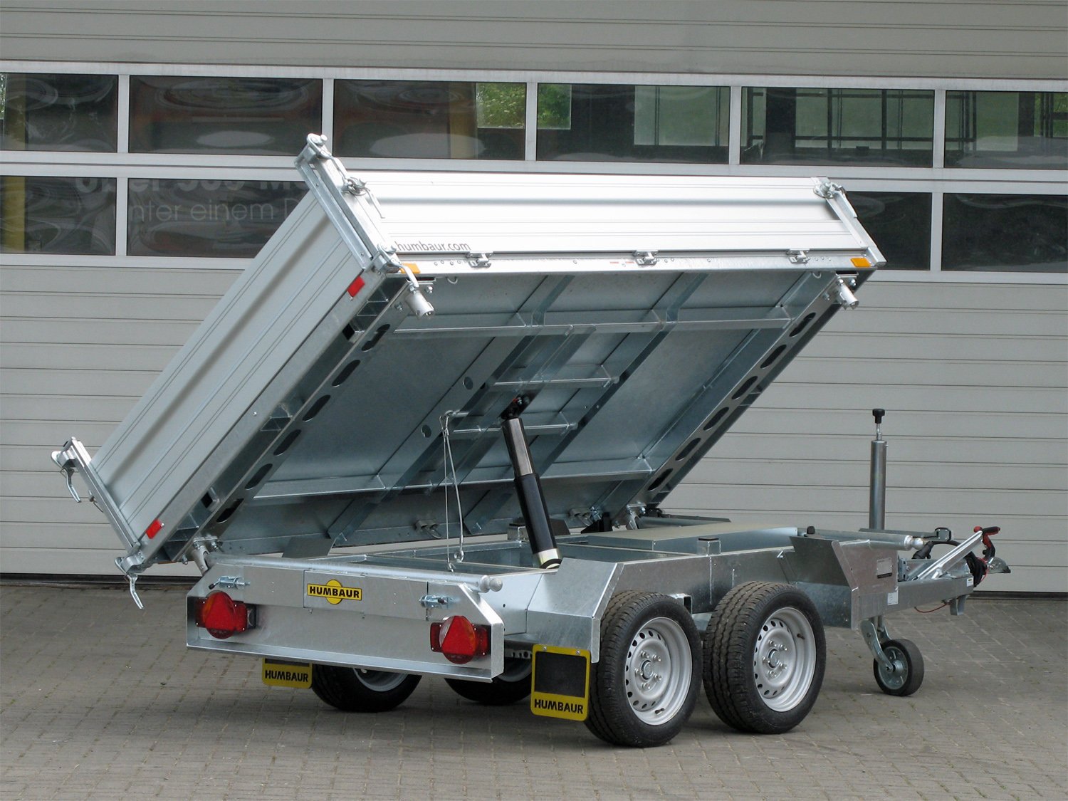 Humbaur 3-Seiten-Kipper HTK 2000.27 ALU – E-Pumpe komb. mit Handpumpe – Ladefläche 267 × 150 cm – 2000 kg – Tandemachser – Ansicht 1