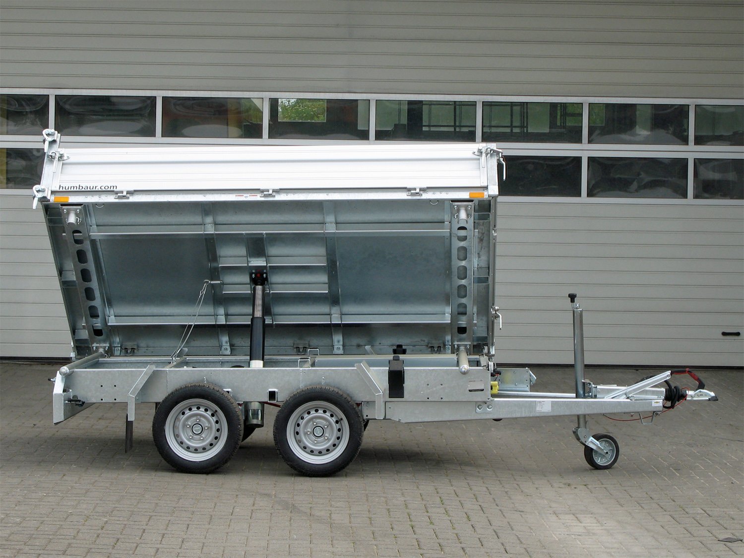 Humbaur 3-Seiten-Kipper HTK 2000.27 ALU – E-Pumpe komb. mit Handpumpe – Ladefläche 267 × 150 cm – 2000 kg – Tandemachser – Ansicht 2