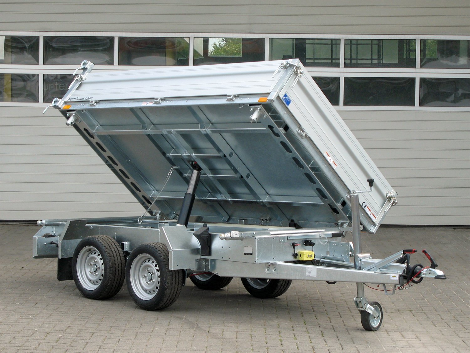Humbaur 3-Seiten-Kipper HTK 2000.27 ALU – E-Pumpe komb. mit Handpumpe – Ladefläche 267 × 150 cm – 2000 kg – Tandemachser – Ansicht 3
