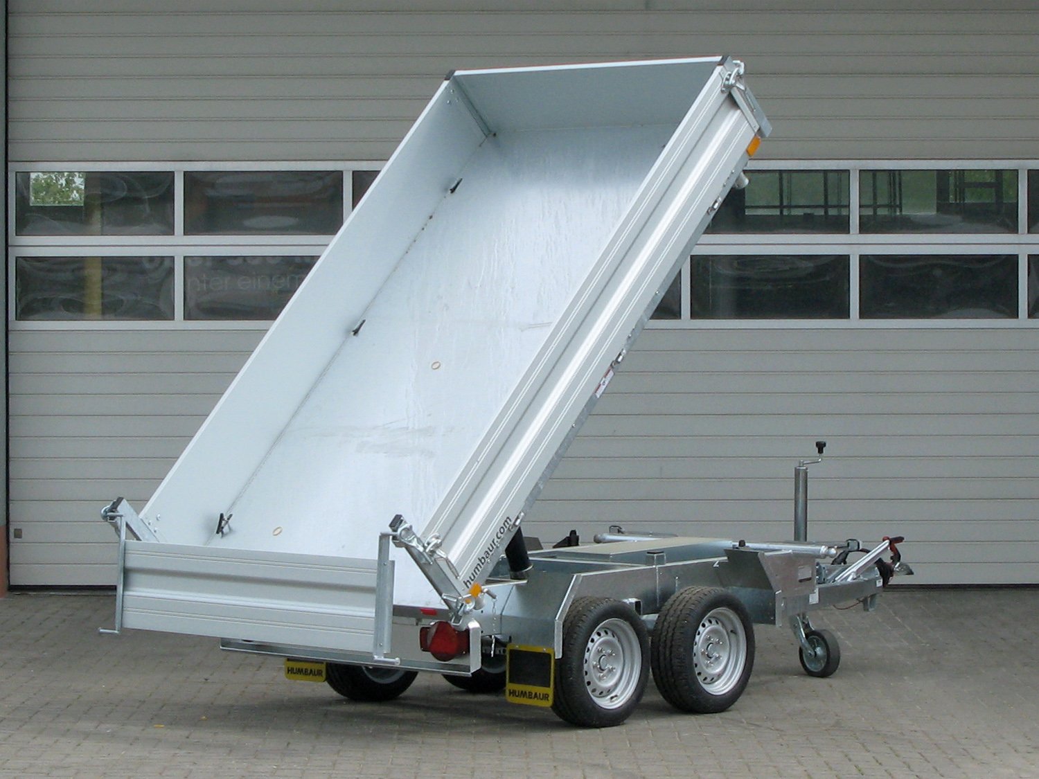 Humbaur 3-Seiten-Kipper HTK 2000.27 ALU – E-Pumpe komb. mit Handpumpe – Ladefläche 267 × 150 cm – 2000 kg – Tandemachser – Ansicht 4