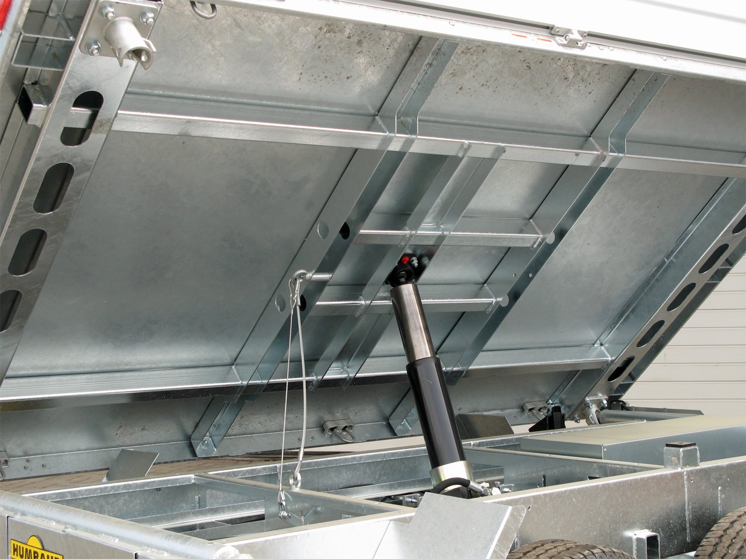 Humbaur 3-Seiten-Kipper HTK 2000.27 ALU – E-Pumpe komb. mit Handpumpe – Ladefläche 267 × 150 cm – 2000 kg – Tandemachser – Ansicht 5