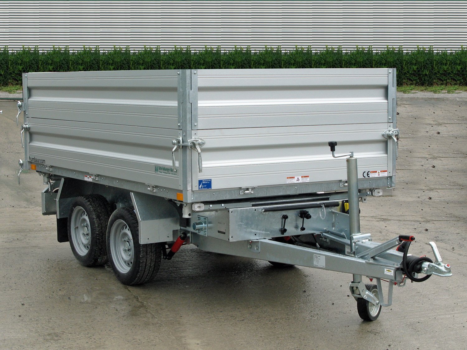 Humbaur 3-Seiten-Kipper HTK 2700.27 ALU – E-Pumpe ALU BW Aufsatz 350 mm – Ladefläche 267 × 150 cm – 2700 kg – Tandemachser – Ansicht 1
