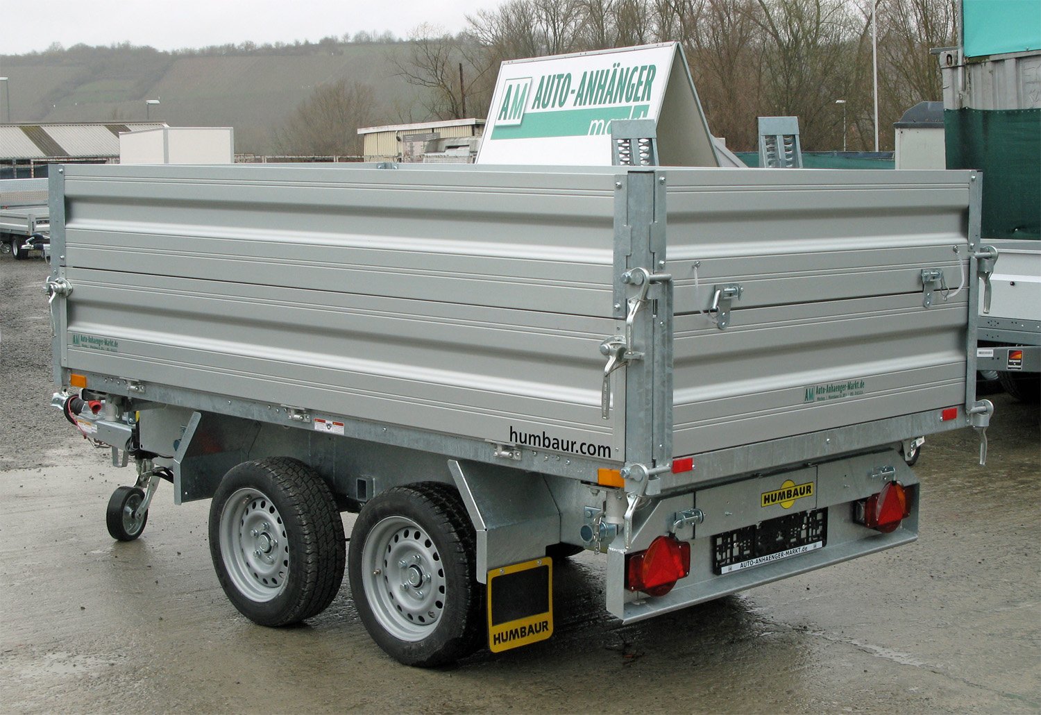 Humbaur 3-Seiten-Kipper HTK 2700.27 ALU – E-Pumpe ALU BW Aufsatz 350 mm – Ladefläche 267 × 150 cm – 2700 kg – Tandemachser – Ansicht 2
