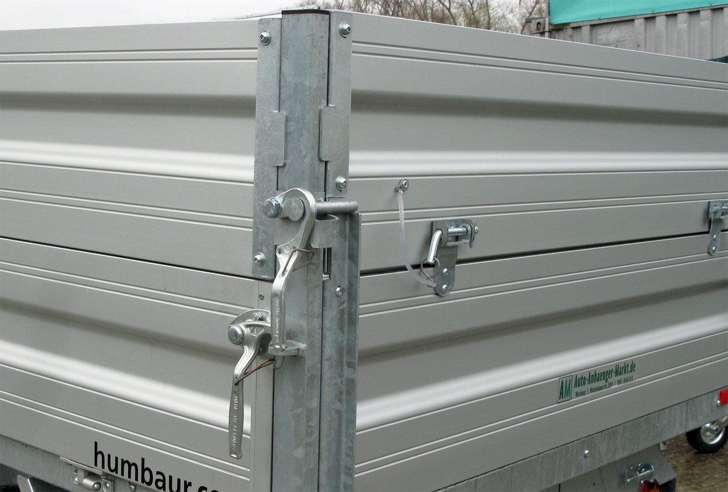 Humbaur 3-Seiten-Kipper HTK 2700.27 ALU – E-Pumpe ALU BW Aufsatz 350 mm – Ladefläche 267 × 150 cm – 2700 kg – Tandemachser – Ansicht 4