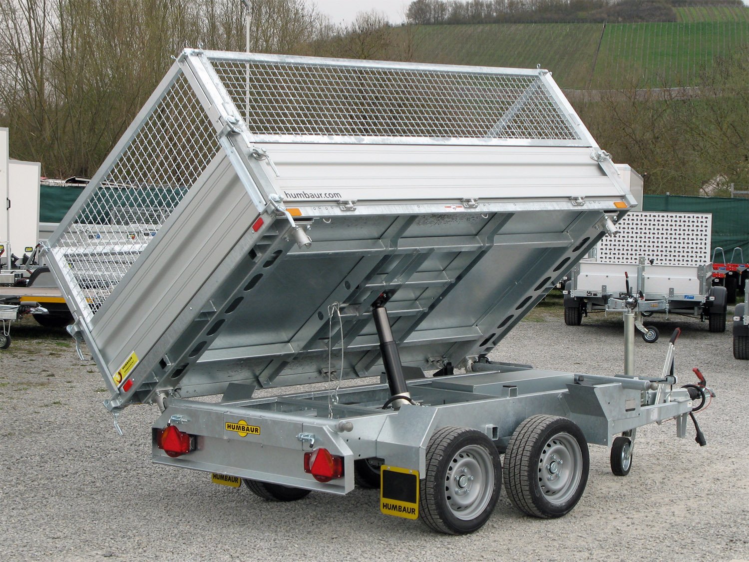 Humbaur 3-Seiten-Kipper HTK 2700.27 ALU – E-Pumpe - Gitteraufsatz 600 mm – Ladefläche 267 × 150 cm – 2700 kg – Tandemachser – Ansicht 1