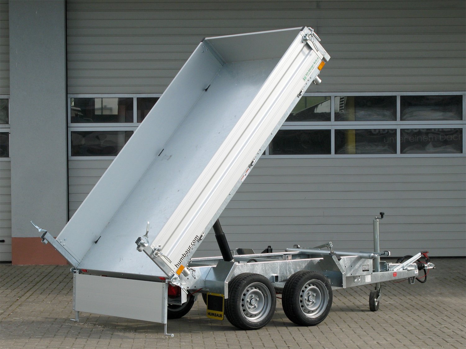 Humbaur 3-Seiten-Kipper HTK 2700.27 ALU – Handpumpe – Ladefläche 267 × 150 cm – 2700 kg – Tandemachser – Ansicht 1