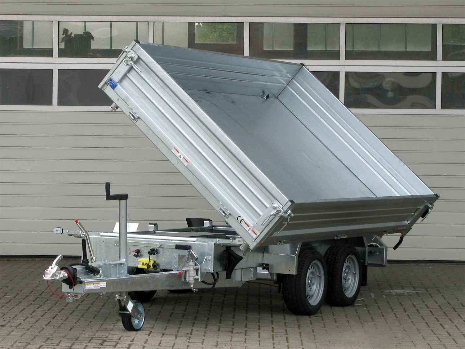 Humbaur 3-Seiten-Kipper HTK 2700.27 Pro Steel – 400 mm Fuhrmann Stahl BW - E-Pumpe – Ladefläche 266 × 149 cm – 2700 kg – Tandemachser – Ansicht 1