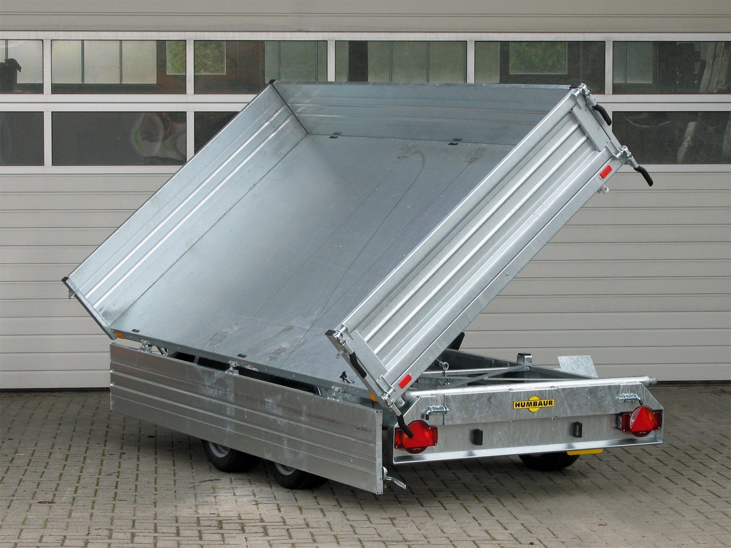 Humbaur 3-Seiten-Kipper HTK 2700.27 Pro Steel – 400 mm Fuhrmann Stahl BW - E-Pumpe – Ladefläche 266 × 149 cm – 2700 kg – Tandemachser – Ansicht 3