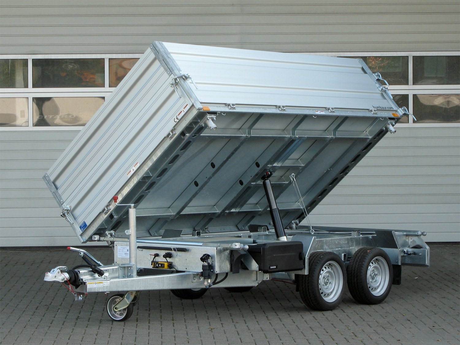 Humbaur 3-Seiten-Kipper HTK 3000.31 ALU – Alu BW Aufsatz, Auffahrpaket – Ladefläche 314 × 175 cm – 3000 kg – Tandemachser – Ansicht 1