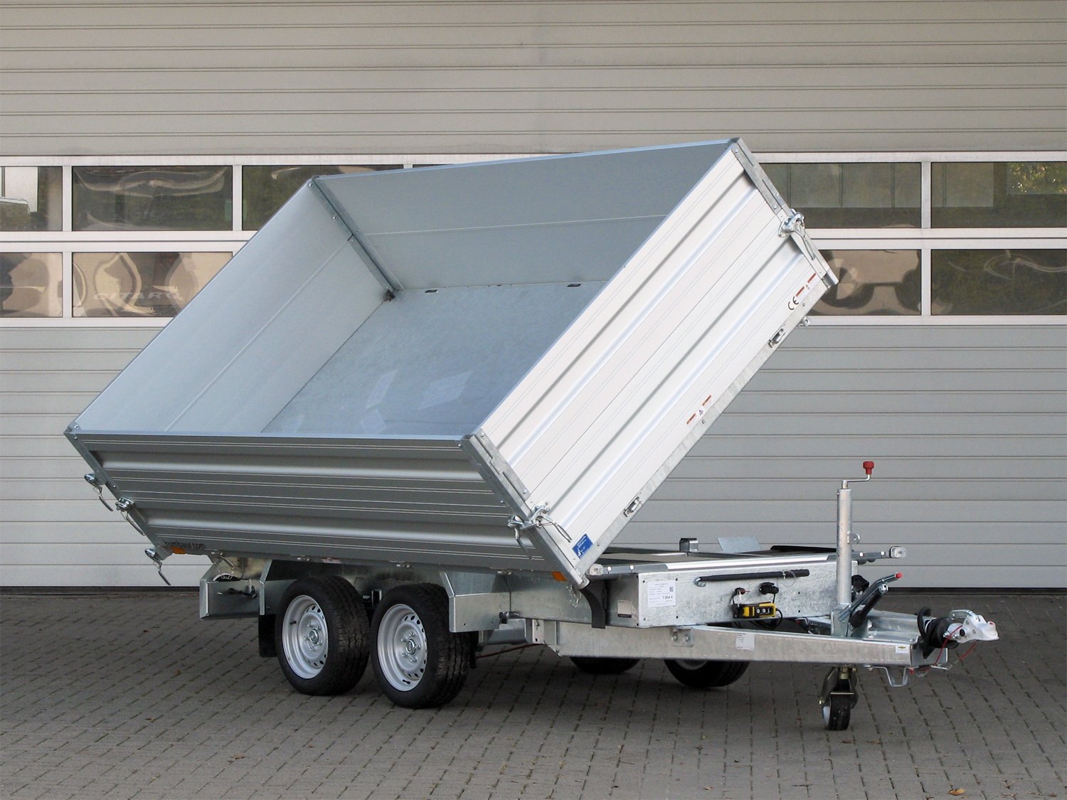 Humbaur 3-Seiten-Kipper HTK 3000.31 ALU – Alu BW Aufsatz, Auffahrpaket – Ladefläche 314 × 175 cm – 3000 kg – Tandemachser – Ansicht 2