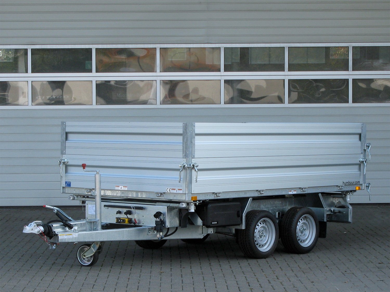 Humbaur 3-Seiten-Kipper HTK 3000.31 ALU – Alu BW Aufsatz, Auffahrpaket – Ladefläche 314 × 175 cm – 3000 kg – Tandemachser – Ansicht 3