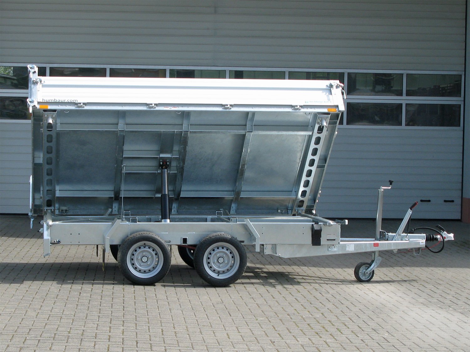 Humbaur 3-Seiten-Kipper HTK 3000.31 ALU – E-Pumpe – Ladefläche 314 × 175 cm – 3000 kg – Tandemachser – Ansicht 2