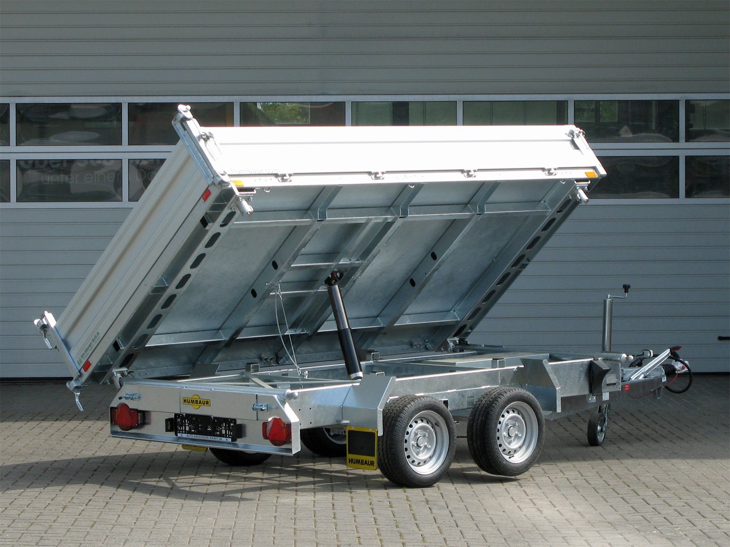 Humbaur 3-Seiten-Kipper HTK 3000.31 ALU – E-Pumpe – Ladefläche 314 × 175 cm – 3000 kg – Tandemachser – Ansicht 3