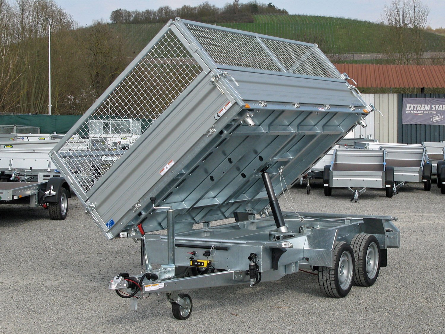 Humbaur 3-Seiten-Kipper HTK 3000.31 ALU Profi Plus – Gitteraufsatz, Rampen, Stützen, E-Pumpe – Ladefläche 314 × 175 cm – 3000 kg – Tandemachser – Ansicht 1