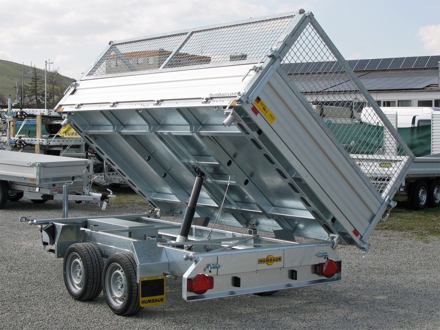 Humbaur 3-Seiten-Kipper HTK 3000.31 ALU Profi Plus – Gitteraufsatz, Rampen, Stützen, E-Pumpe – Ladefläche 314 × 175 cm – 3000 kg – Tandemachser – Ansicht 2