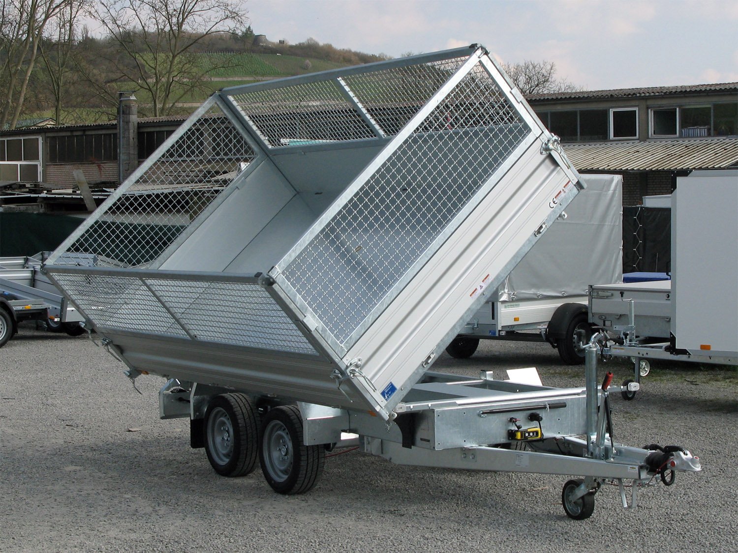 Humbaur 3-Seiten-Kipper HTK 3000.31 ALU Profi Plus – Gitteraufsatz, Rampen, Stützen, E-Pumpe – Ladefläche 314 × 175 cm – 3000 kg – Tandemachser – Ansicht 3
