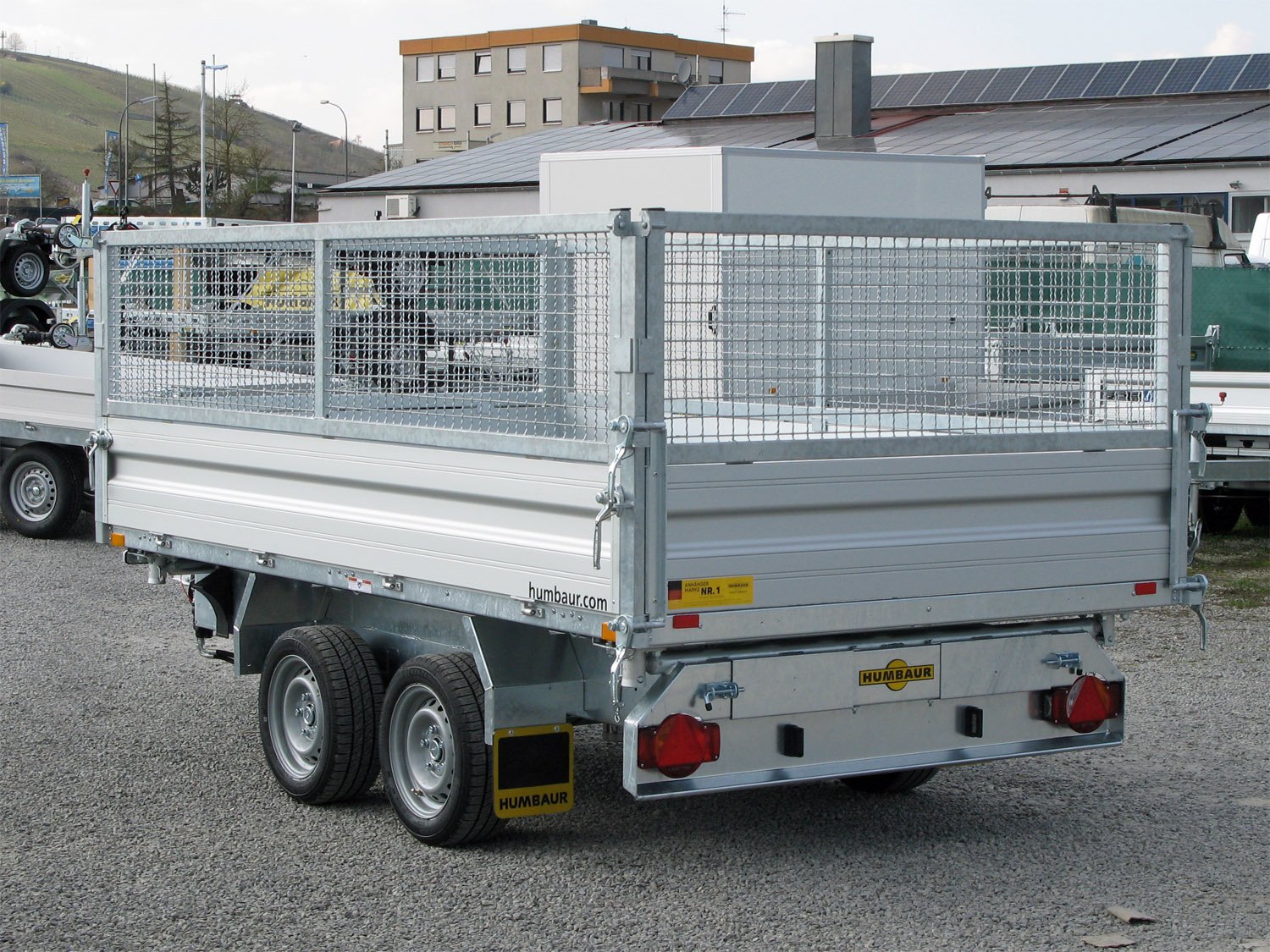 Humbaur 3-Seiten-Kipper HTK 3000.31 ALU Profi Plus – Gitteraufsatz, Rampen, Stützen, E-Pumpe – Ladefläche 314 × 175 cm – 3000 kg – Tandemachser – Ansicht 4
