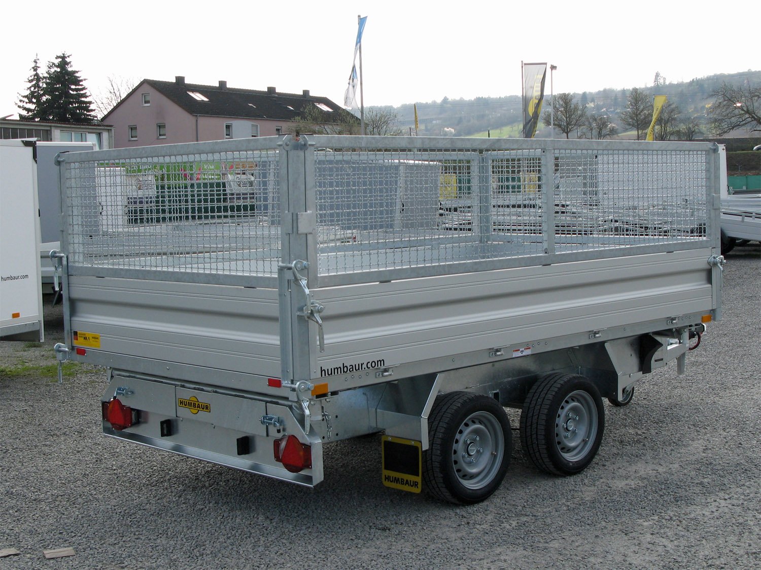 Humbaur 3-Seiten-Kipper HTK 3000.31 ALU Profi Plus – Gitteraufsatz, Rampen, Stützen, E-Pumpe – Ladefläche 314 × 175 cm – 3000 kg – Tandemachser – Ansicht 5