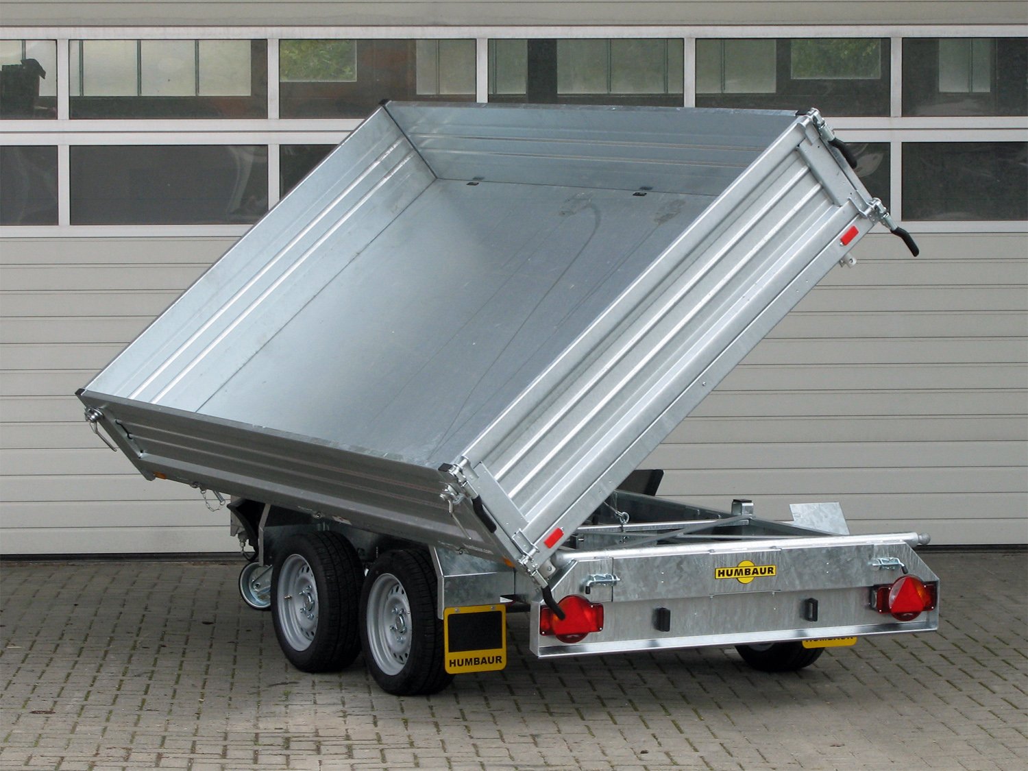 Humbaur 3-Seiten-Kipper HTK 3000.31 Pro Steel – 400 mm Fuhrmann Stahl BW - E-Pumpe – Ladefläche 313 × 174 cm – 3000 kg – Tandemachser – Ansicht 2