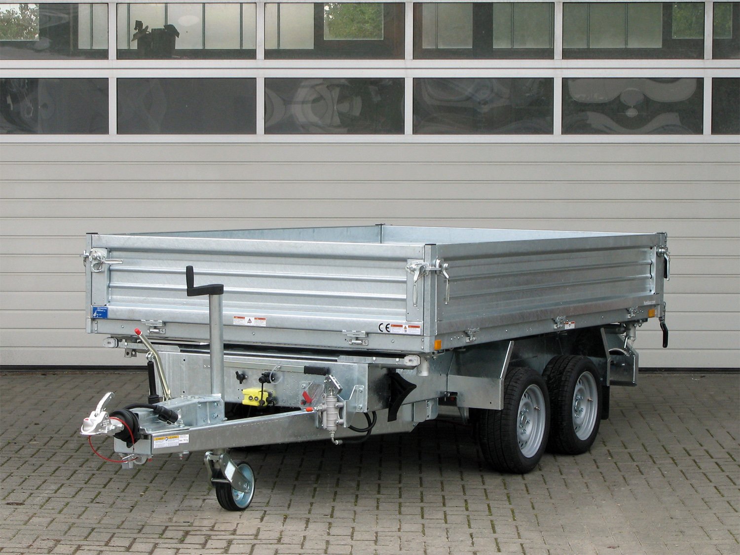 Humbaur 3-Seiten-Kipper HTK 3000.31 Pro Steel – 400 mm Fuhrmann Stahl BW - E-Pumpe – Ladefläche 313 × 174 cm – 3000 kg – Tandemachser – Ansicht 4