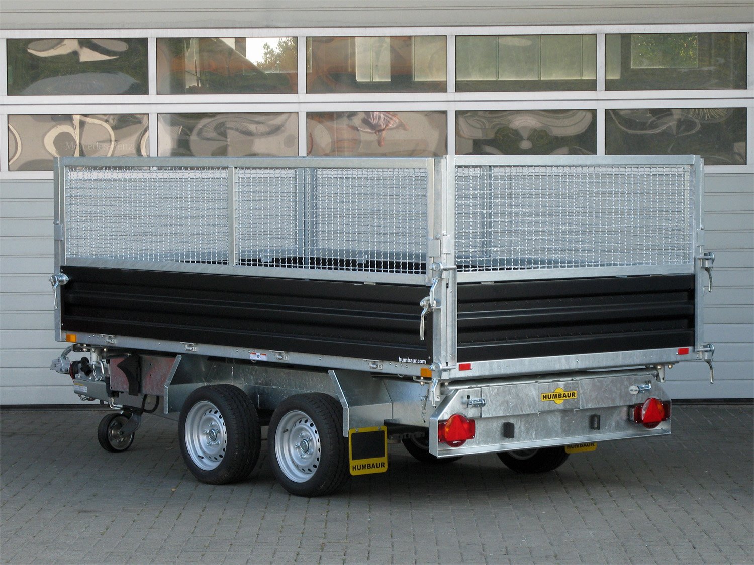 Humbaur 3-Seiten-Kipper HTK 3000.31 STAHL – E-Pumpe Stahlgitteraufsatz 600 mm – Ladefläche 314 × 175 cm – 3000 kg – Tandemachser – Ansicht 1