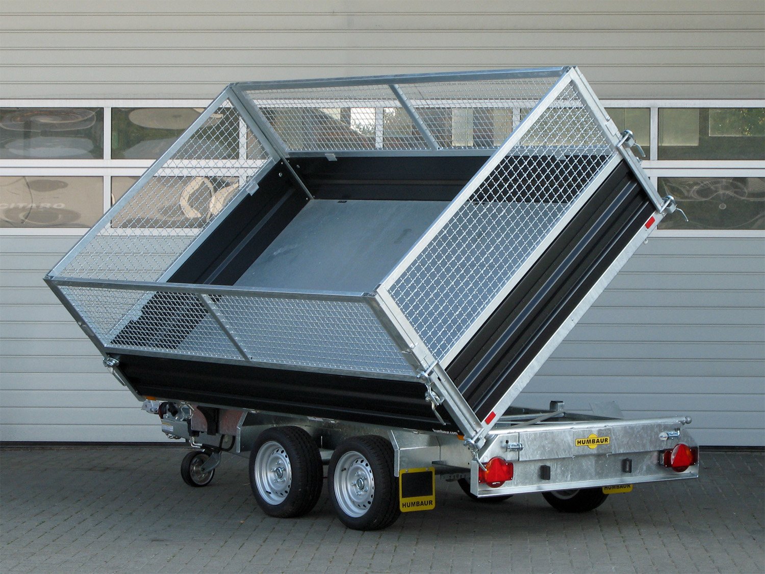 Humbaur 3-Seiten-Kipper HTK 3000.31 STAHL – E-Pumpe Stahlgitteraufsatz 600 mm – Ladefläche 314 × 175 cm – 3000 kg – Tandemachser – Ansicht 2