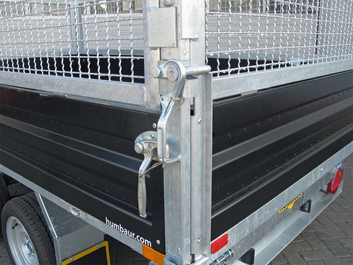 Humbaur 3-Seiten-Kipper HTK 3000.31 STAHL – E-Pumpe Stahlgitteraufsatz 600 mm – Ladefläche 314 × 175 cm – 3000 kg – Tandemachser – Ansicht 5