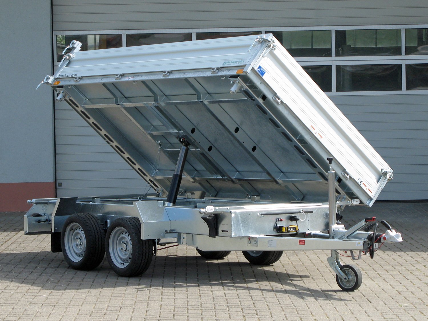 Humbaur 3-Seiten-Kipper HTK 3000.37 ALU – E-Pumpe – Ladefläche 363 × 185,5 cm – 3000 kg – Tandemachser – Ansicht 1
