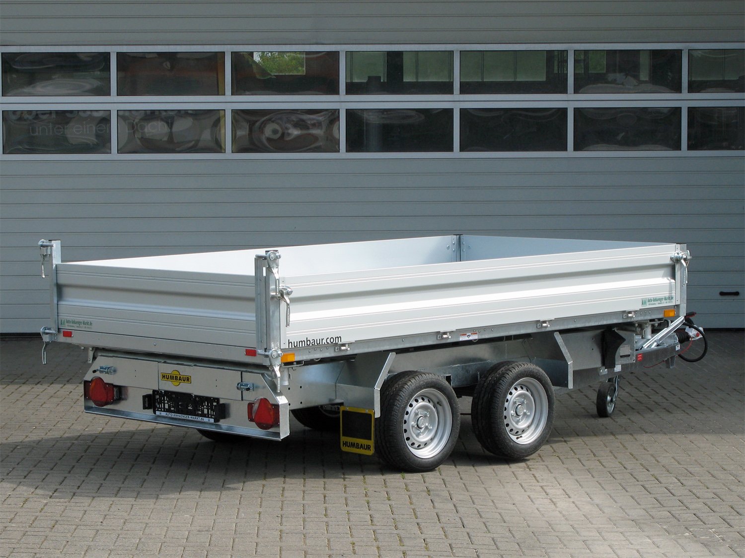 Humbaur 3-Seiten-Kipper HTK 3000.37 ALU – E-Pumpe – Ladefläche 363 × 185,5 cm – 3000 kg – Tandemachser – Ansicht 4