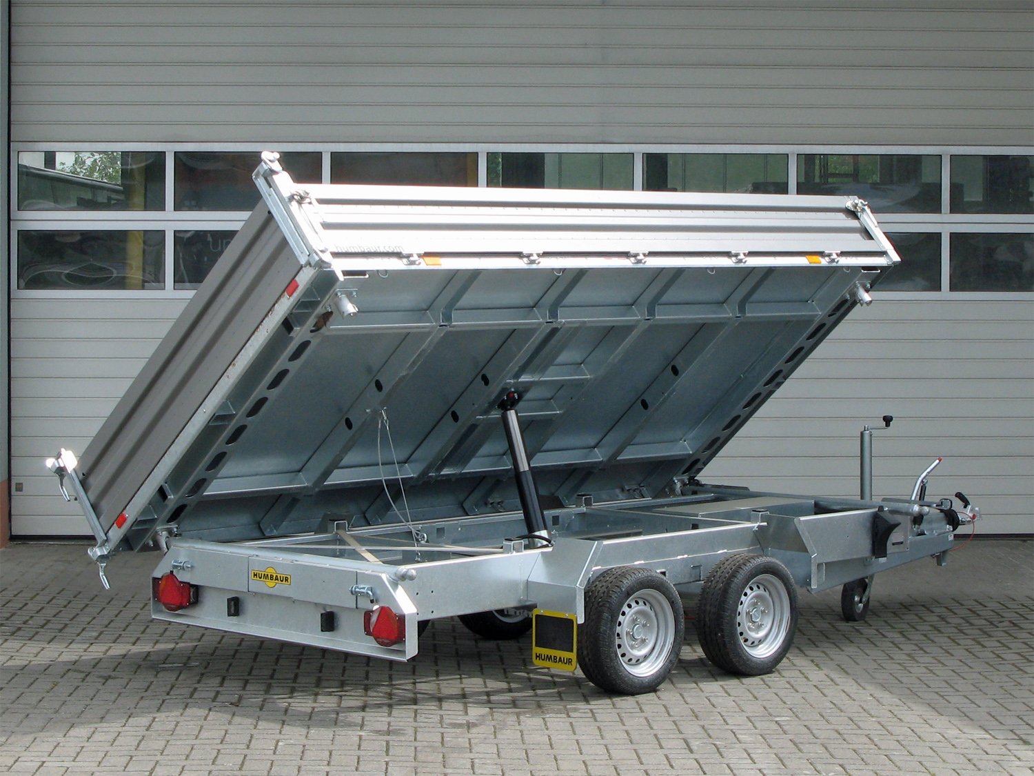Humbaur 3-Seiten-Kipper HTK 3000.37 STAHL – E-Pumpe – Ladefläche 363 × 185,5 cm – 3000 kg – Tandemachser – Ansicht 1