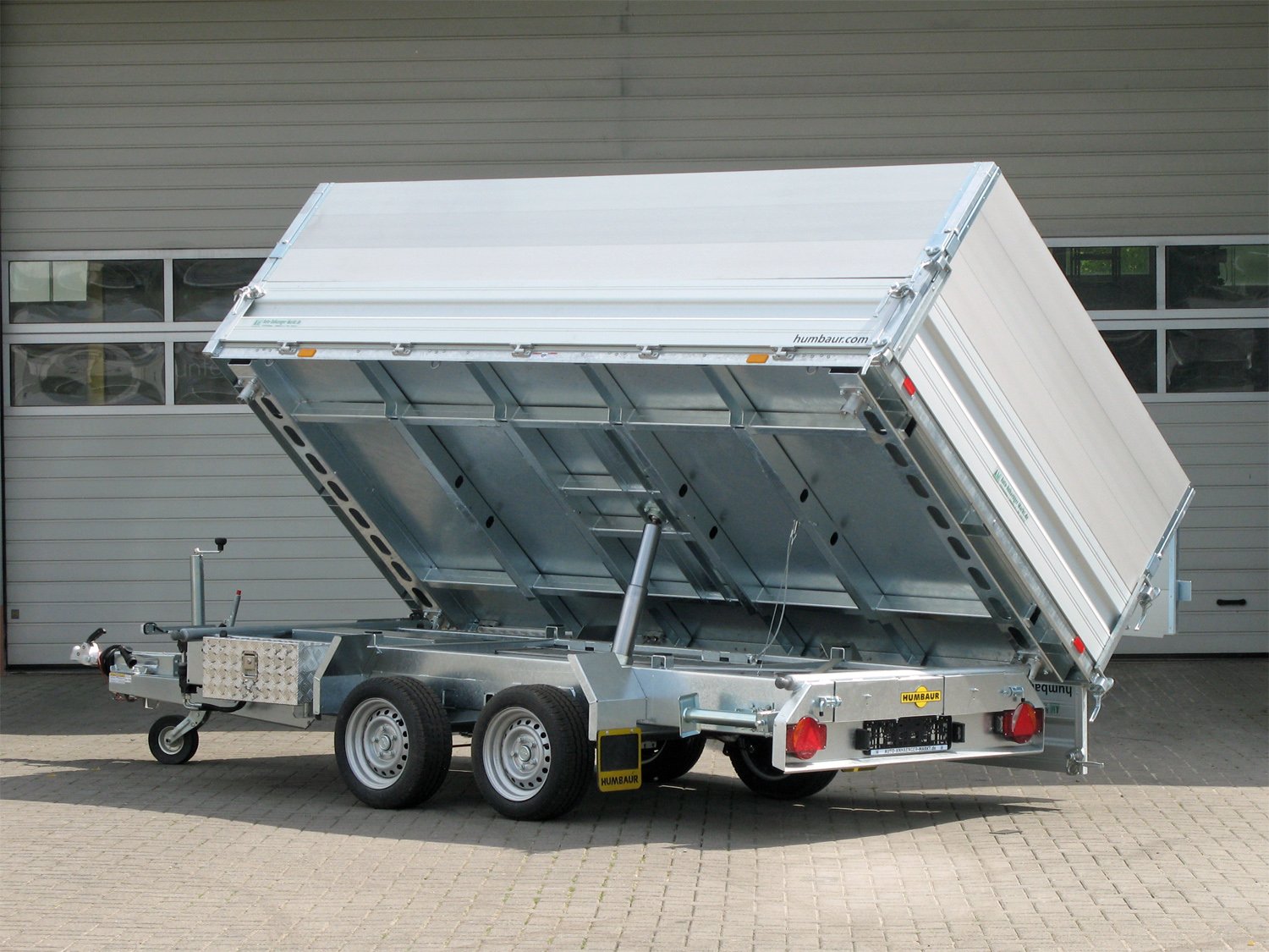 Humbaur 3-Seiten-Kipper HTK 3500.31 ALU PROFI 600 – ALUAUFSATZ 600 mm Rampen Stützen – Ladefläche 314 × 175 cm – 3500 kg – Tandemachser – Ansicht 1