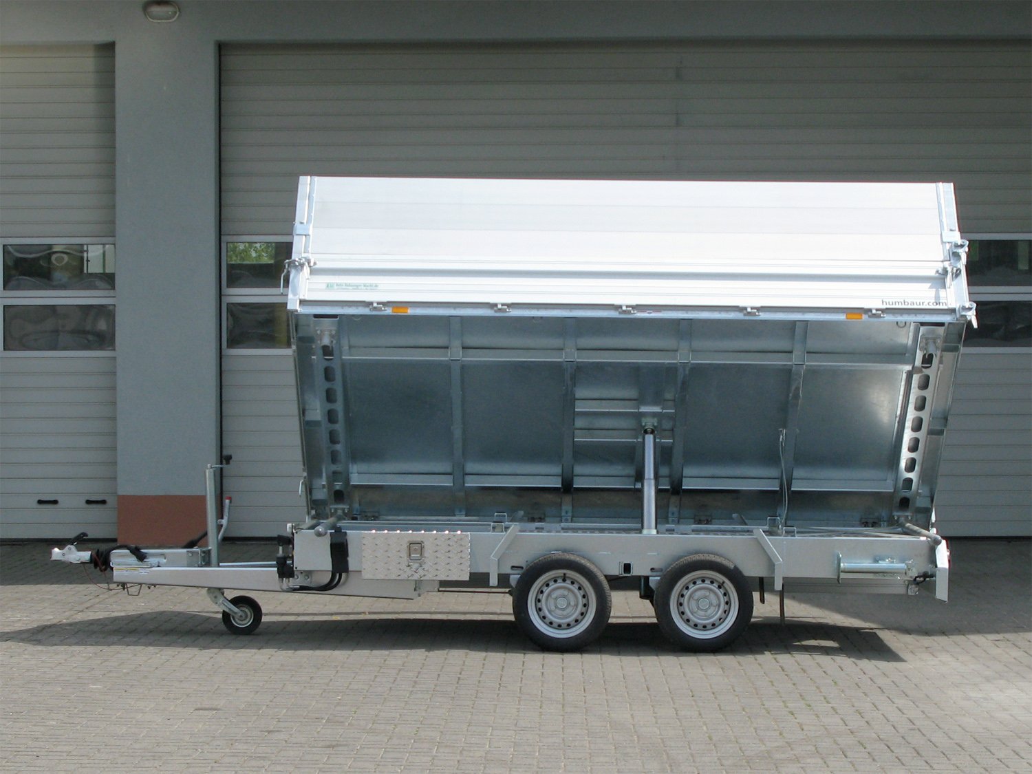 Humbaur 3-Seiten-Kipper HTK 3500.31 ALU PROFI 600 – ALUAUFSATZ 600 mm Rampen Stützen – Ladefläche 314 × 175 cm – 3500 kg – Tandemachser – Ansicht 2