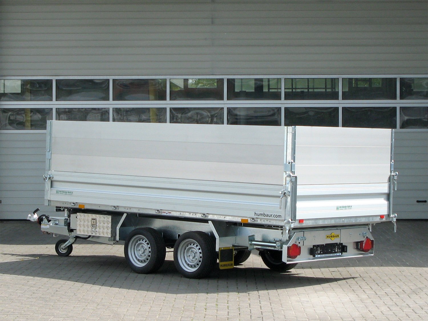 Humbaur 3-Seiten-Kipper HTK 3500.31 ALU PROFI 600 – ALUAUFSATZ 600 mm Rampen Stützen – Ladefläche 314 × 175 cm – 3500 kg – Tandemachser – Ansicht 3