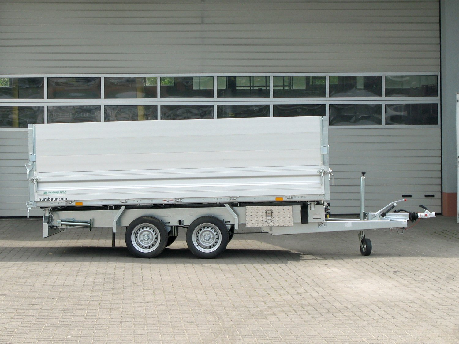 Humbaur 3-Seiten-Kipper HTK 3500.31 ALU PROFI 600 – ALUAUFSATZ 600 mm Rampen Stützen – Ladefläche 314 × 175 cm – 3500 kg – Tandemachser – Ansicht 5