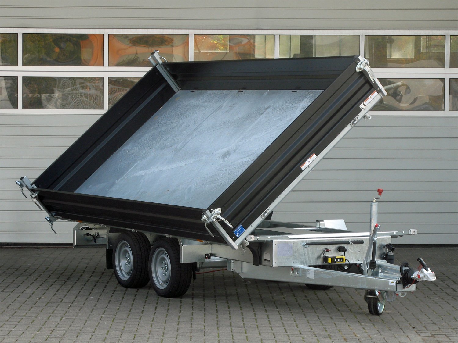 Humbaur 3-Seiten-Kipper HTK 3500.31 STAHL – E-Pumpe, Rampen und Stützen – Ladefläche 314 × 175 cm – 3500 kg – Tandemachser – Ansicht 1