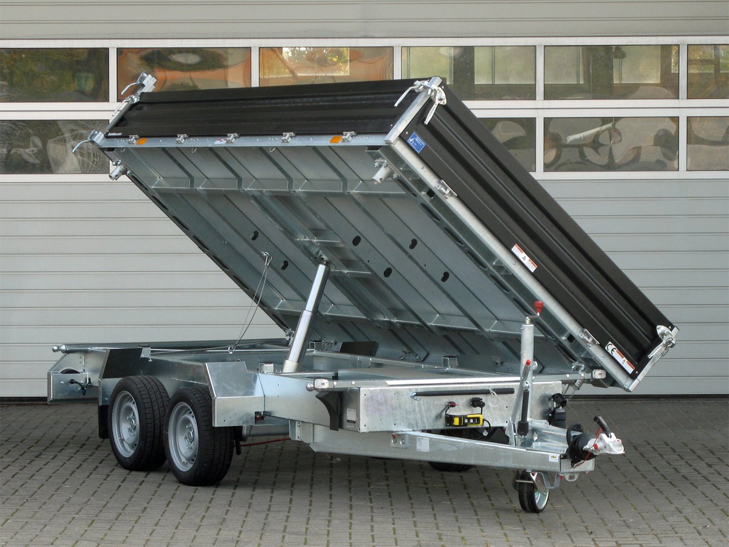 Humbaur 3-Seiten-Kipper HTK 3500.31 STAHL – E-Pumpe, Rampen und Stützen – Ladefläche 314 × 175 cm – 3500 kg – Tandemachser – Ansicht 2