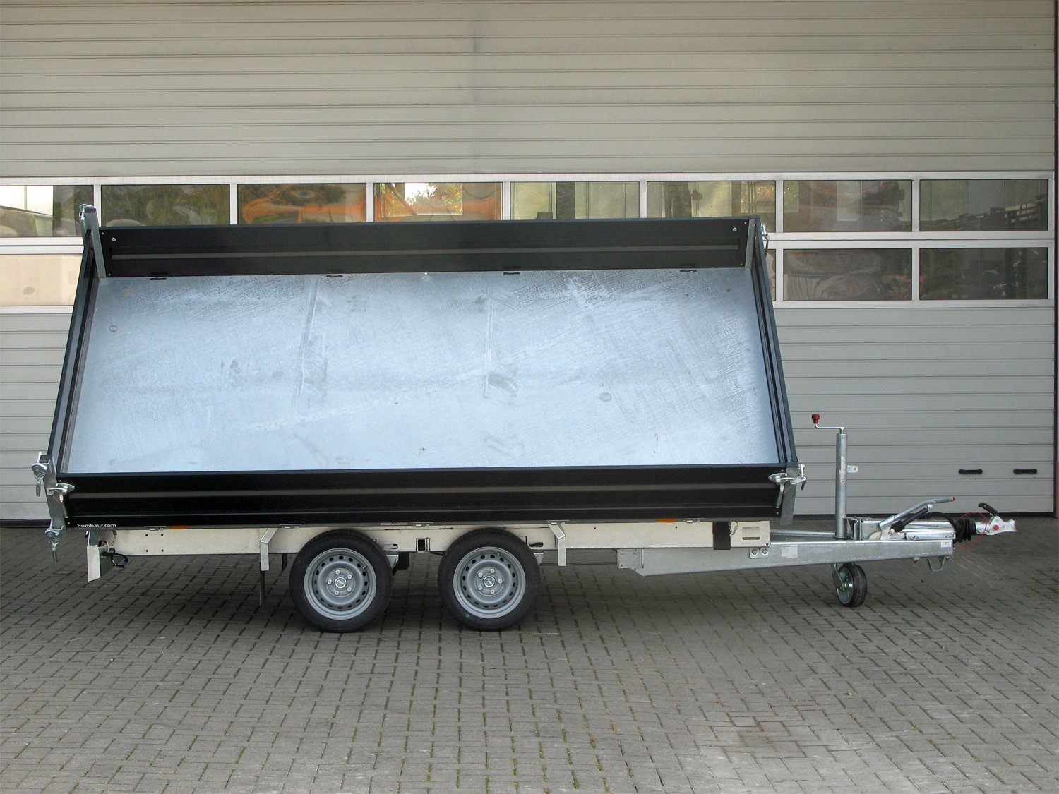 Humbaur 3-Seiten-Kipper HTK 3500.31 STAHL – E-Pumpe, Rampen und Stützen – Ladefläche 314 × 175 cm – 3500 kg – Tandemachser – Ansicht 3