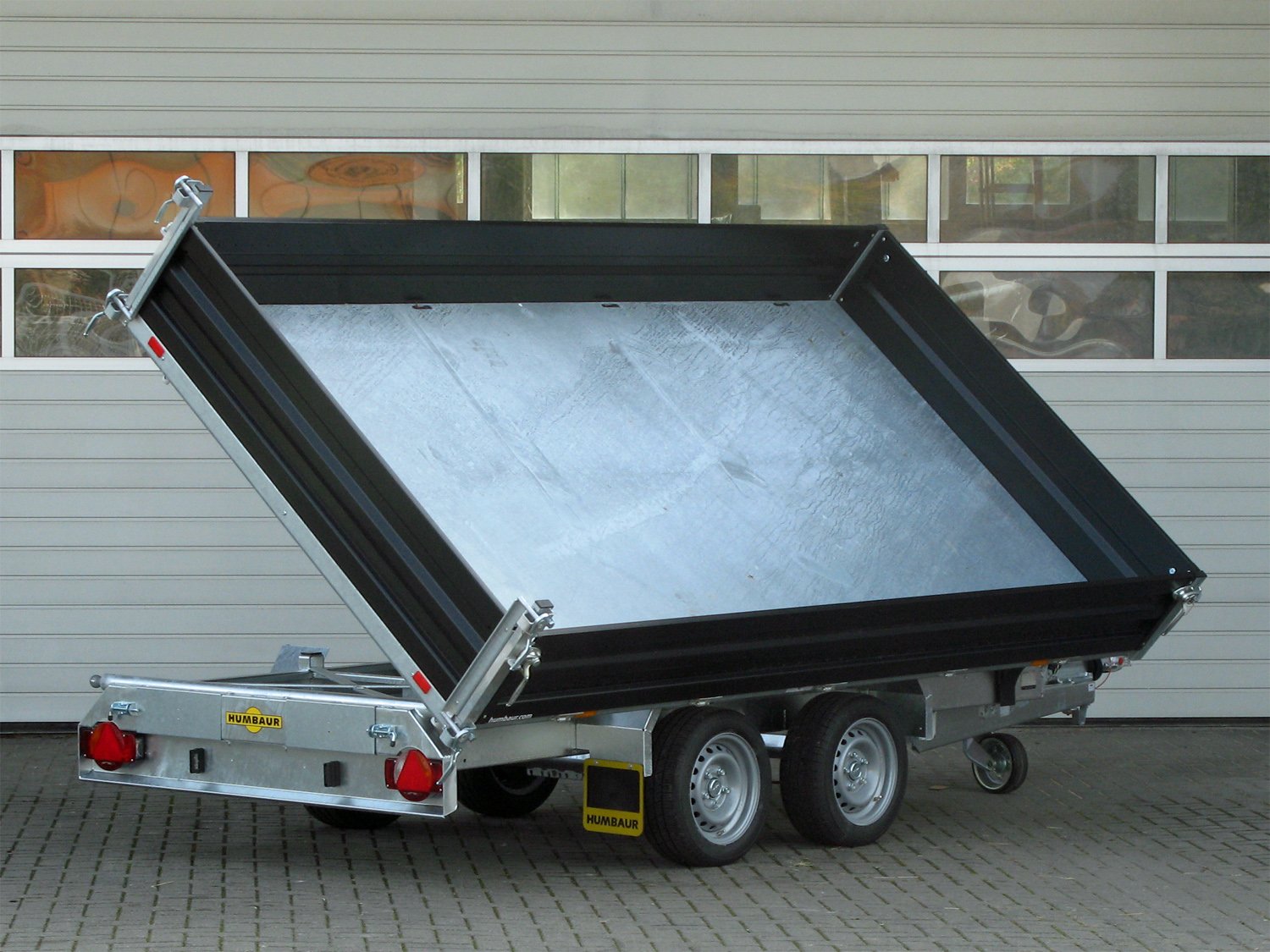 Humbaur 3-Seiten-Kipper HTK 3500.31 STAHL – E-Pumpe, Rampen und Stützen – Ladefläche 314 × 175 cm – 3500 kg – Tandemachser – Ansicht 4