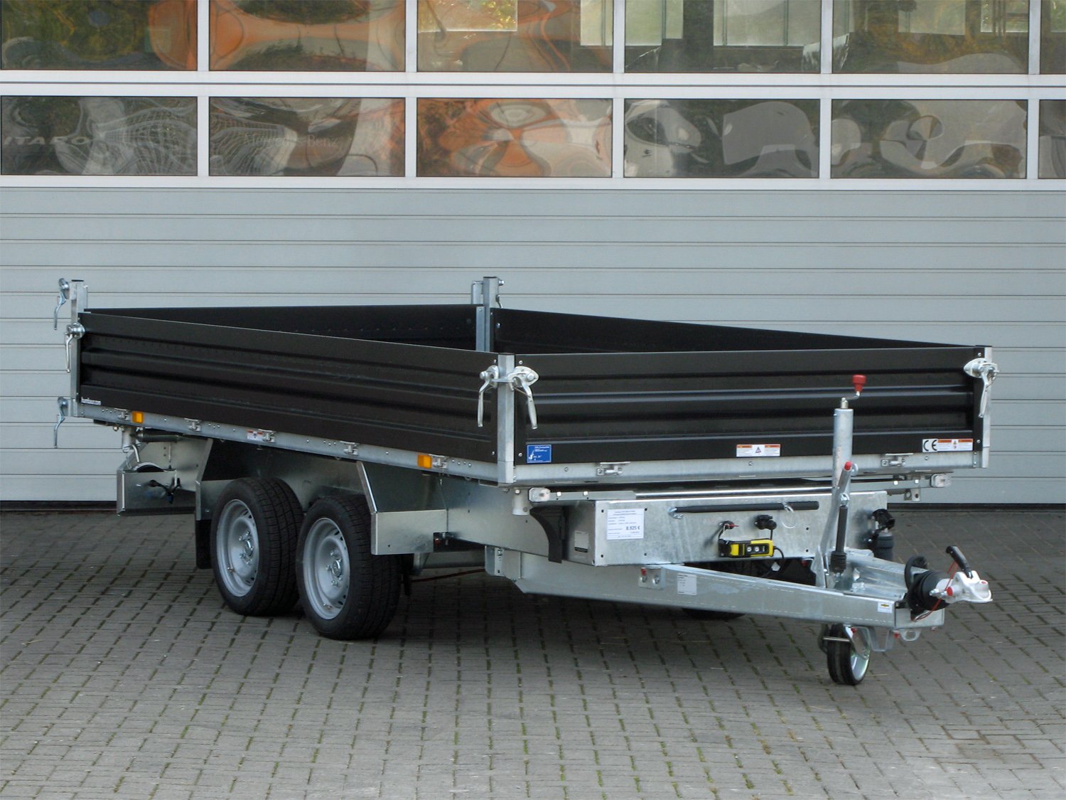 Humbaur 3-Seiten-Kipper HTK 3500.31 STAHL – E-Pumpe, Rampen und Stützen – Ladefläche 314 × 175 cm – 3500 kg – Tandemachser – Ansicht 5